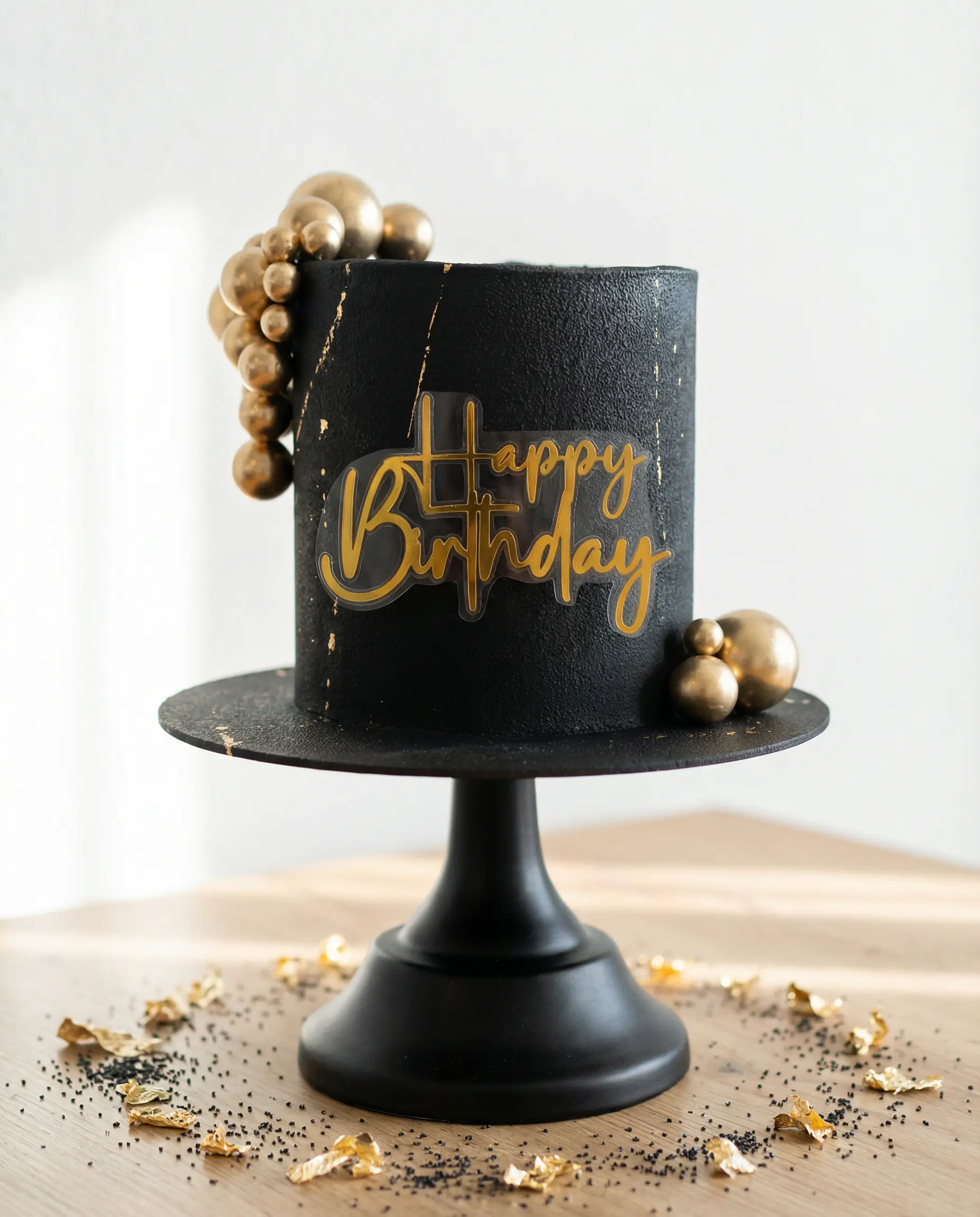 Gâteau d'anniversaire élégant noir et or confectionné artisanalement