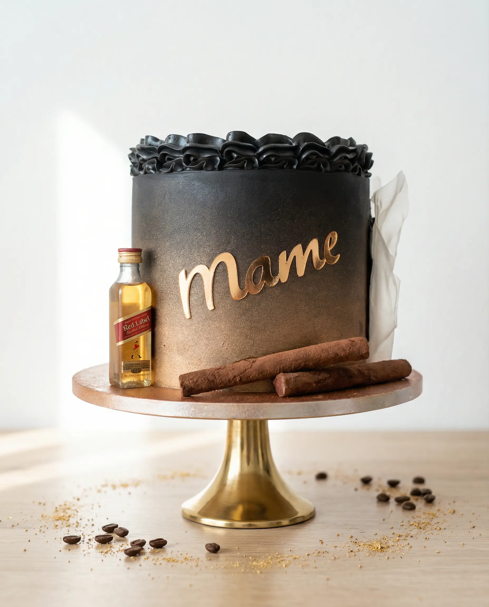 Gâteau d'anniversaire homme noir et or avec décoration cigare et whisky