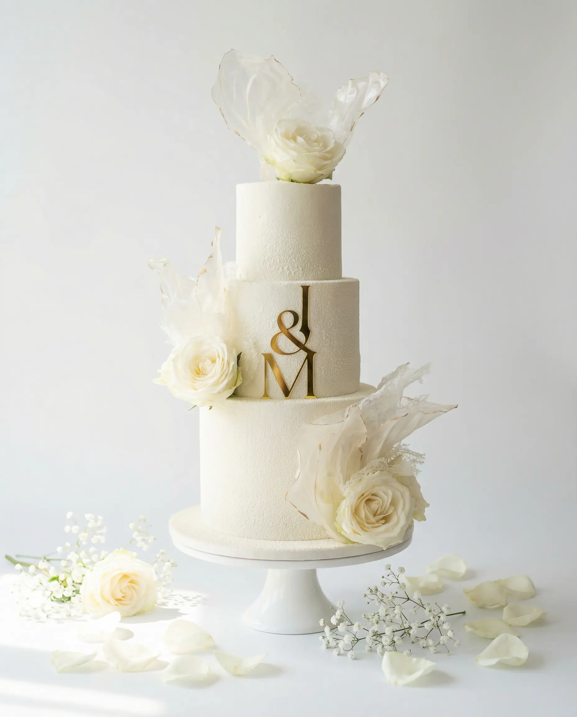 Gâteau de mariage trois étages blanc avec décoration florale
